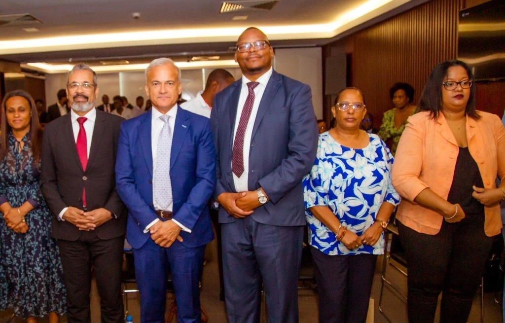 David de Jager with Moza Banco and Clube Moza directors